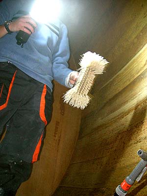 2009-12-15-holzfass-innen.jpg